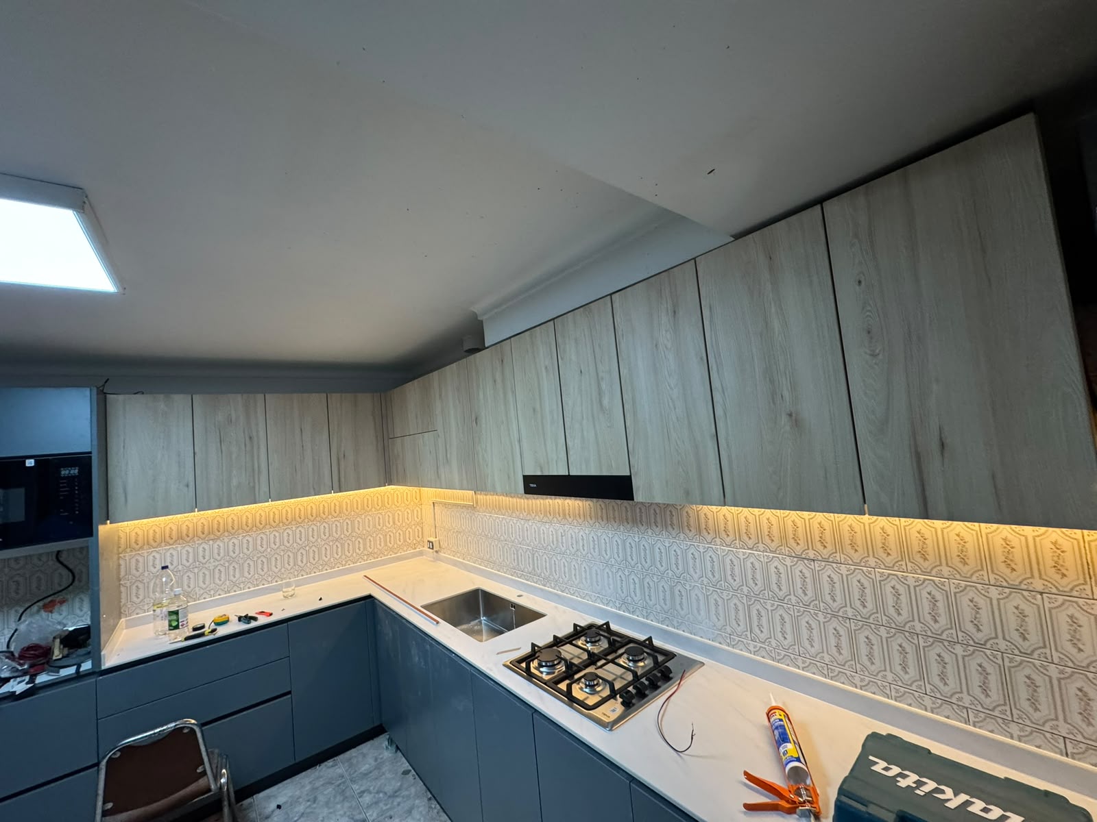 Vista amplia de cocina bicolor con encimera blanca