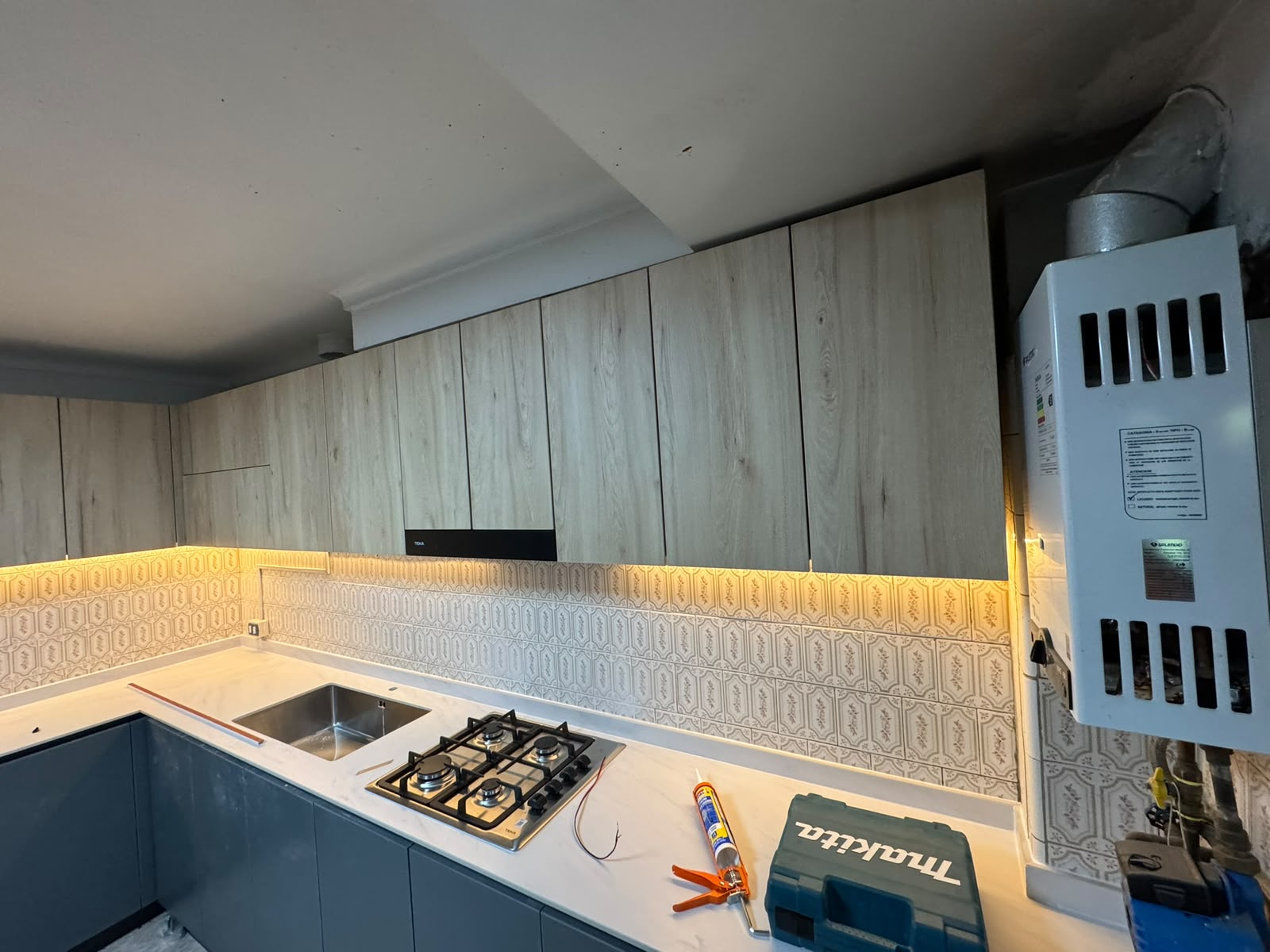 Cocina bicolor con muebles altos de madera y bajos en gris carbón